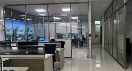 长安标准一楼厂房出租1250平方，现成航车，漂亮办公室