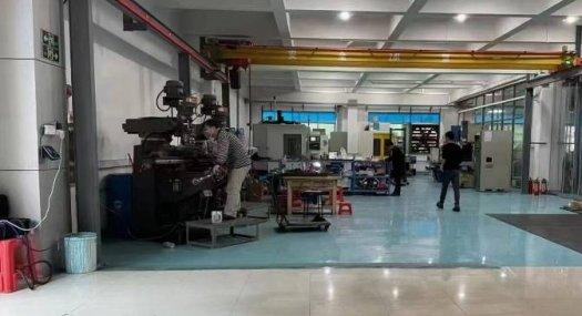 长安标准一楼厂房出租1250平方，现成航车，漂亮办公室