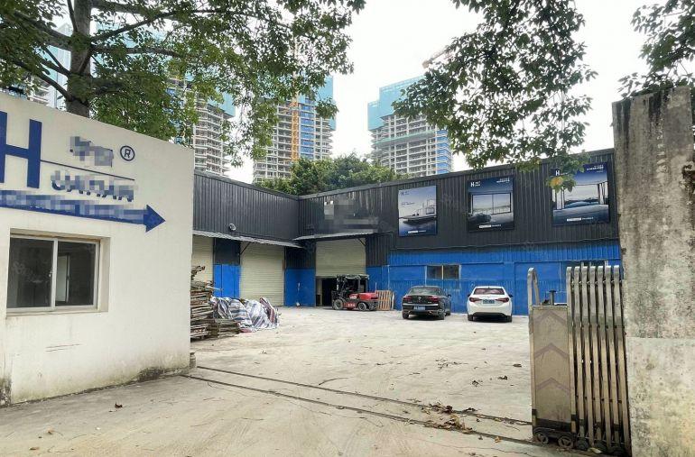 南城小独院高8米1680平厂房出租，可做加工仓库等各行业