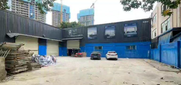 南城小独院高8米1680平厂房出租，可做加工仓库等各行业