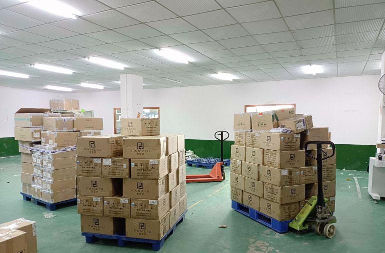 南城天安数码城附近原房东独院厂房低价出租2500平方，可分租