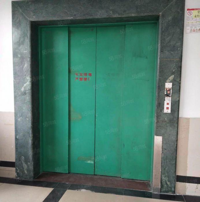 南城个带3吨货梯的 办公室 贸易场地，小面积可分200平