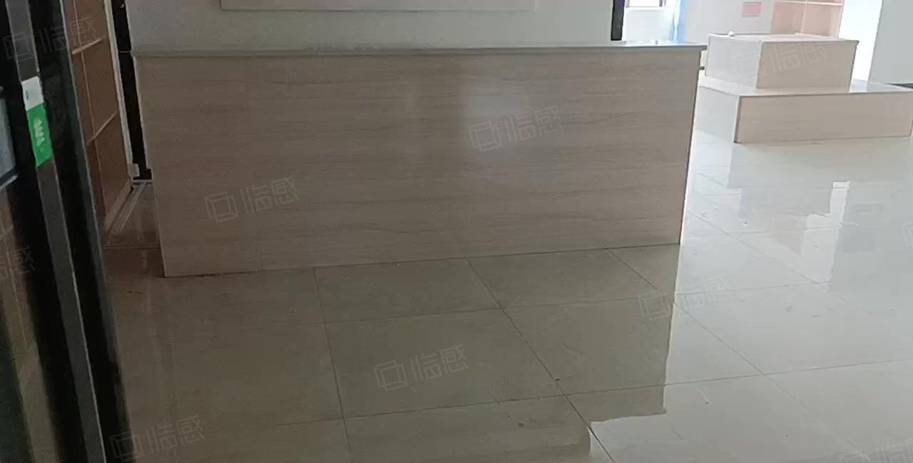 南城雅园附近办公室800平方，现成装修水电，，可分租