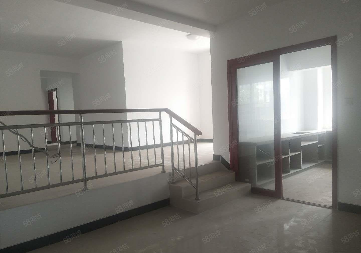 南城唯一个带3吨货梯的 办公室 贸易场地，小面积可分200平