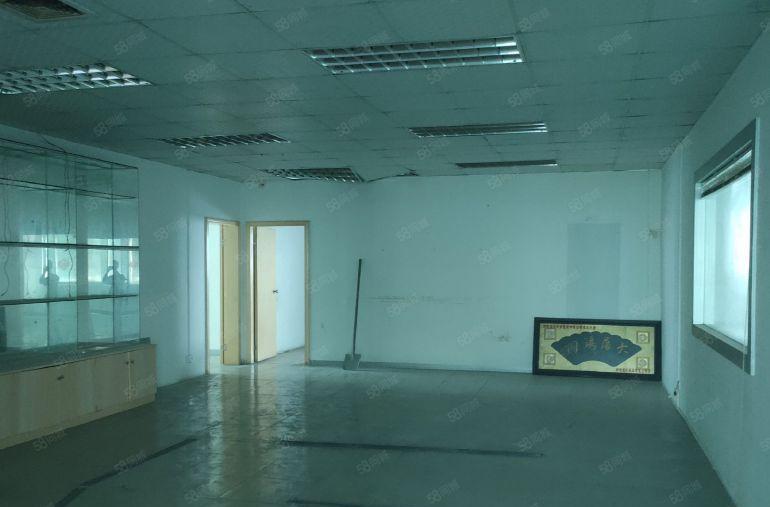 东城周屋独院厂房二楼1700平，现成办公室地坪漆，厂房出租。