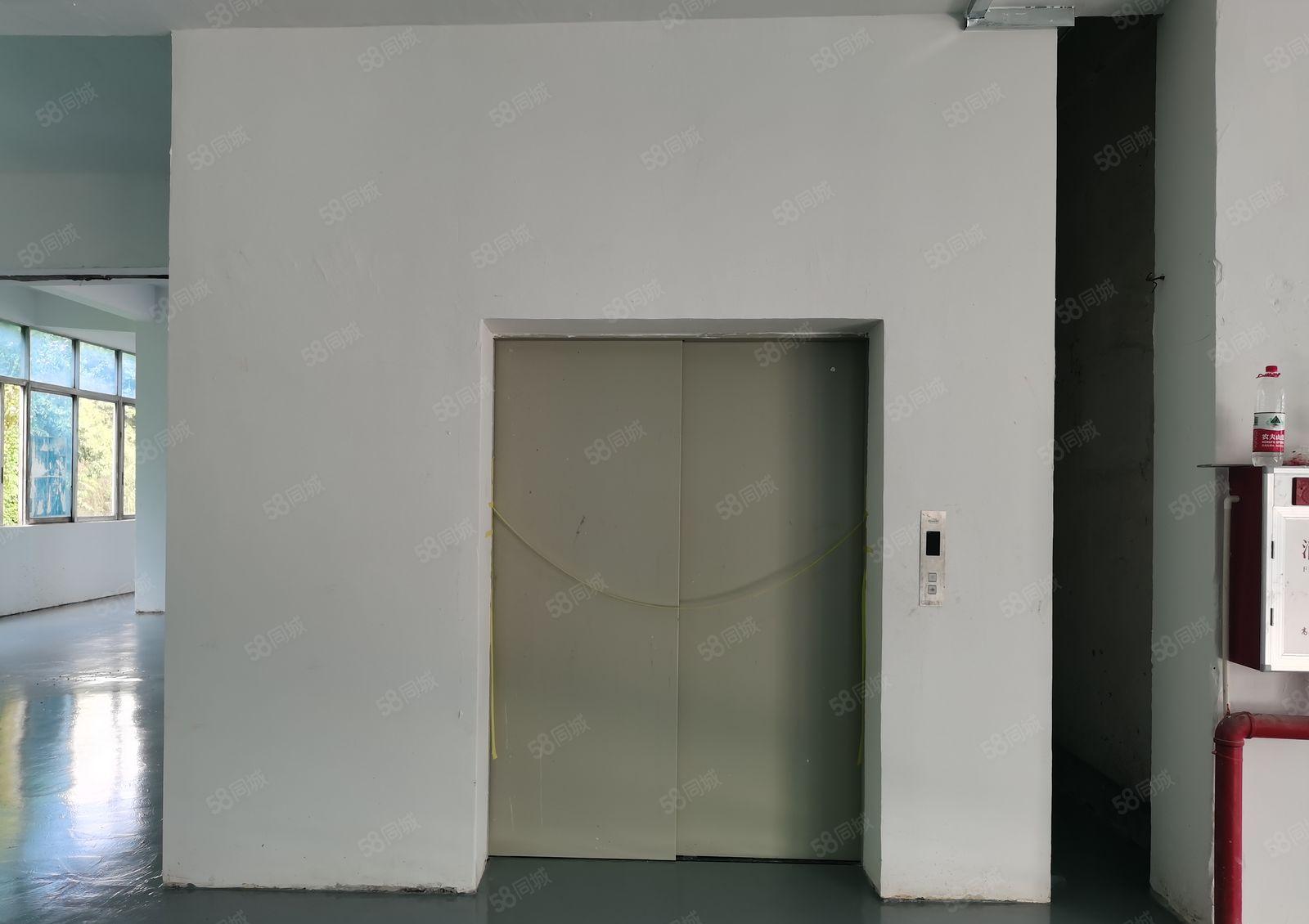 东城周屋新空出三楼2600平方现成全新地坪漆