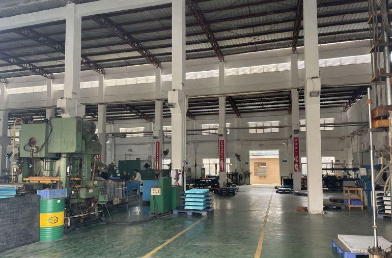 东城峡口单一层8500平，带行车，办公室1000平，超大空地