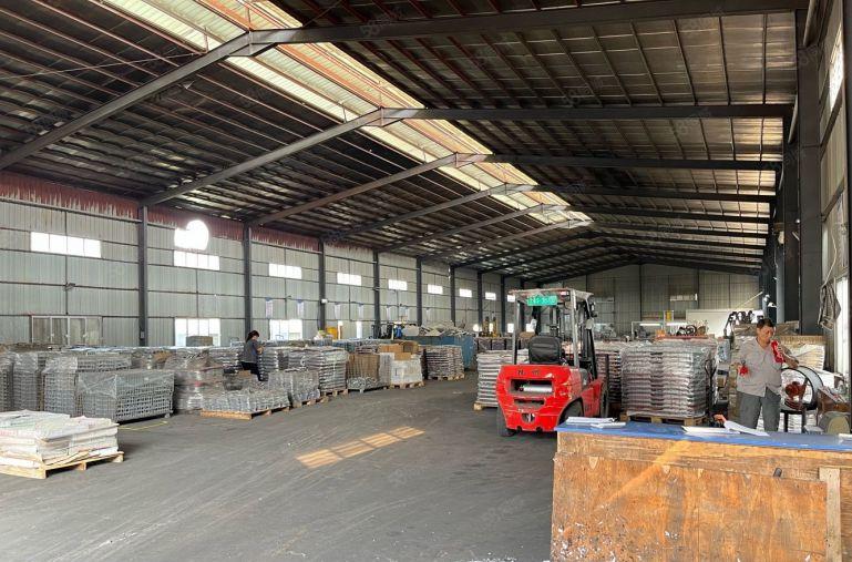 东城新出原房东独院空地可以停飞机，适合机器设备冲压压铸五金类