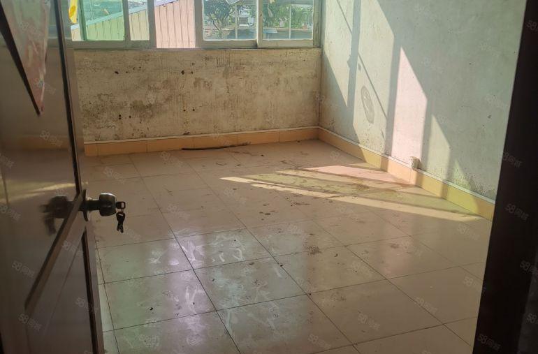 温塘加油站附近楼上独立整层550方带3间办公室水电齐全出租