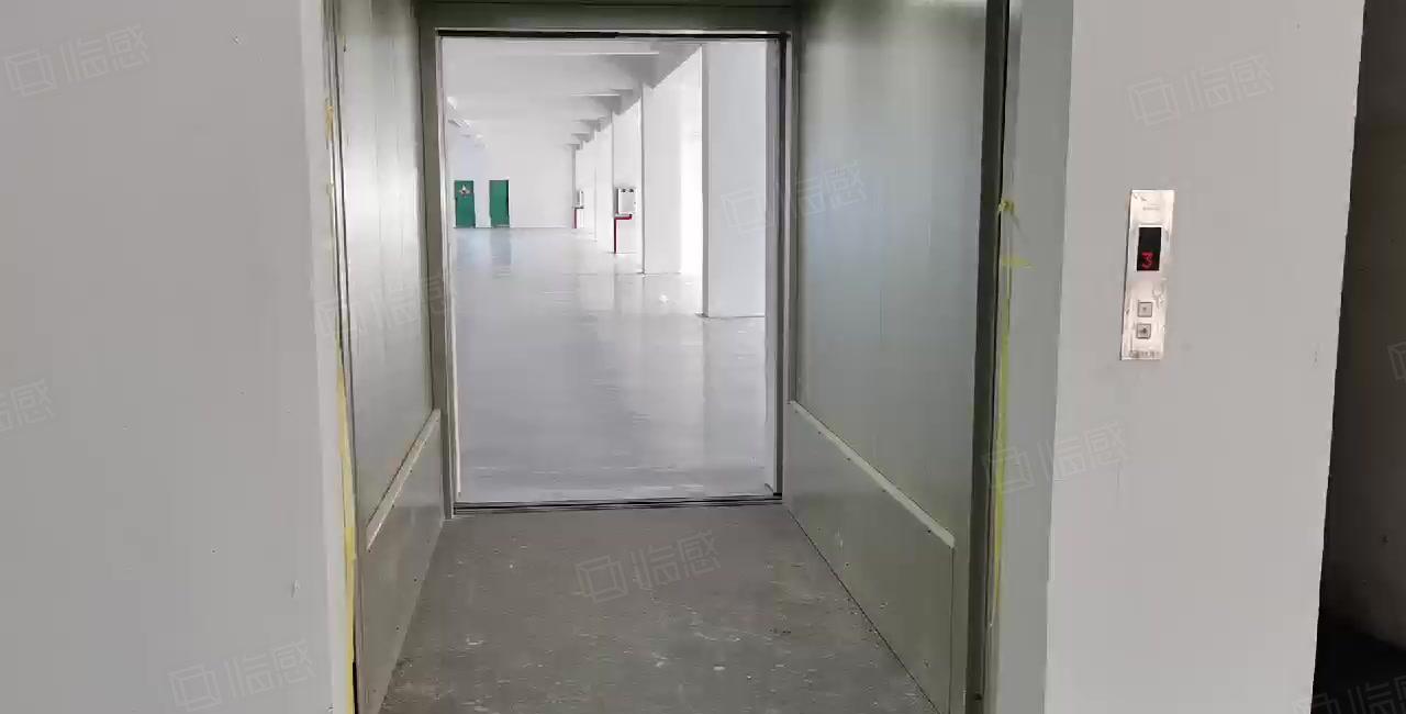 东城周屋新空出三楼2600平方现成全新地坪漆