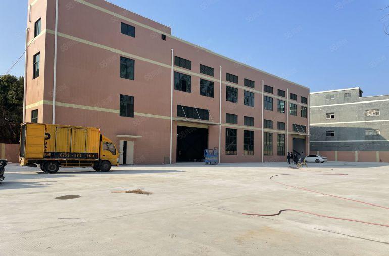 东城桑园一手房东独门独院两层共3500平，免租90天，无公摊