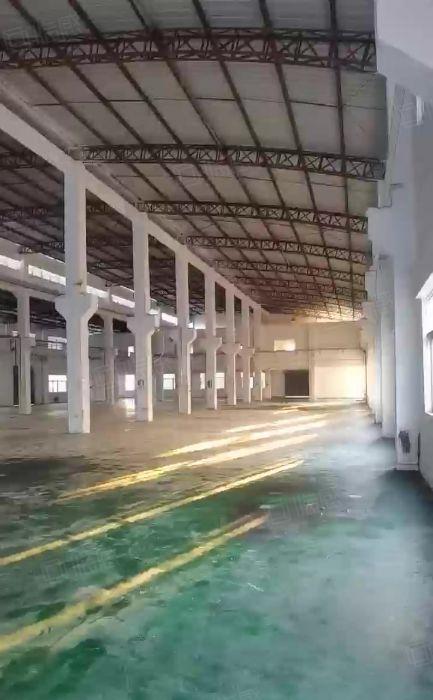 厂房单一层9米高，独门独院。空地超大，有现成的牛角。可装行车