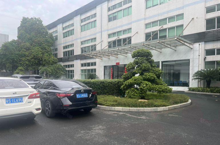 东城桑园工业区二楼整层1000平方起租，有现成豪华装修