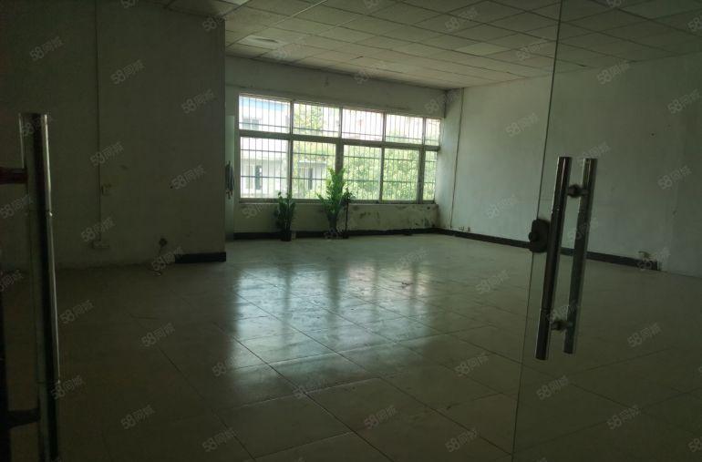 东城莞龙路榴花地铁口楼上厂房分租700方300方有装修水电全