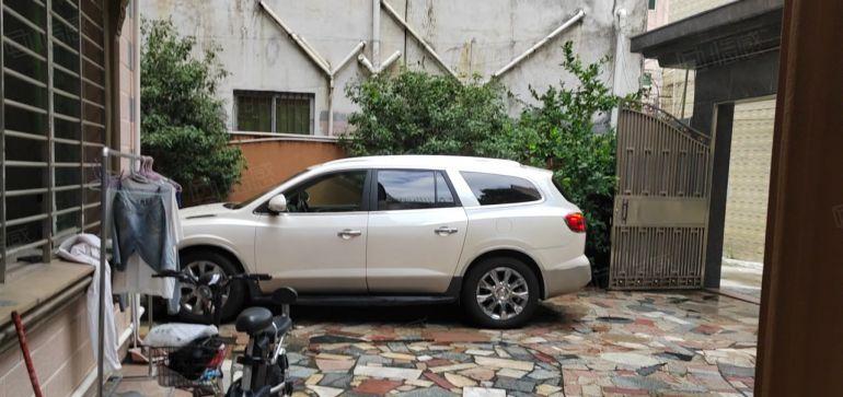 温塘独院1300平方，适合做网络直播，会所，办公，电商。