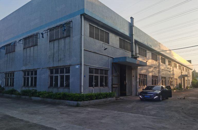 厂房单一层9米高，独门独院。空地超大，有现成的牛角。可装行车