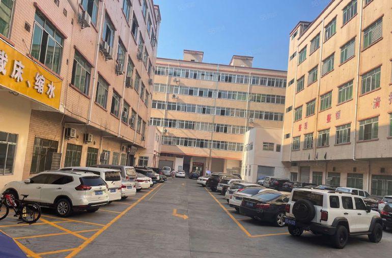 镇口新出楼上一层带有办公室精装修