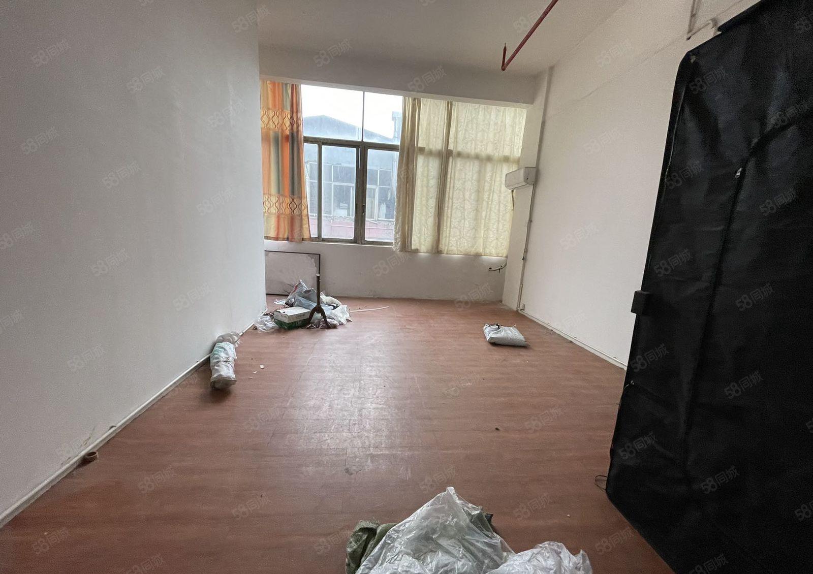 镇口新出楼上600平厂房招租，全新装修，适合电商，小加工等