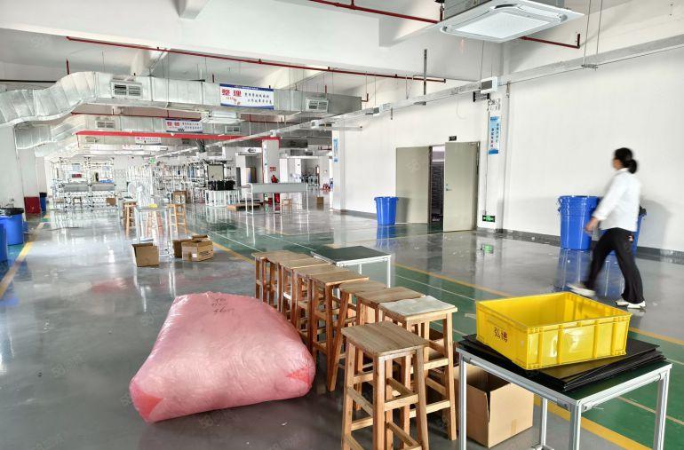 200平起分10元虎门南栅楼上2000平全新地坪漆厂房出租