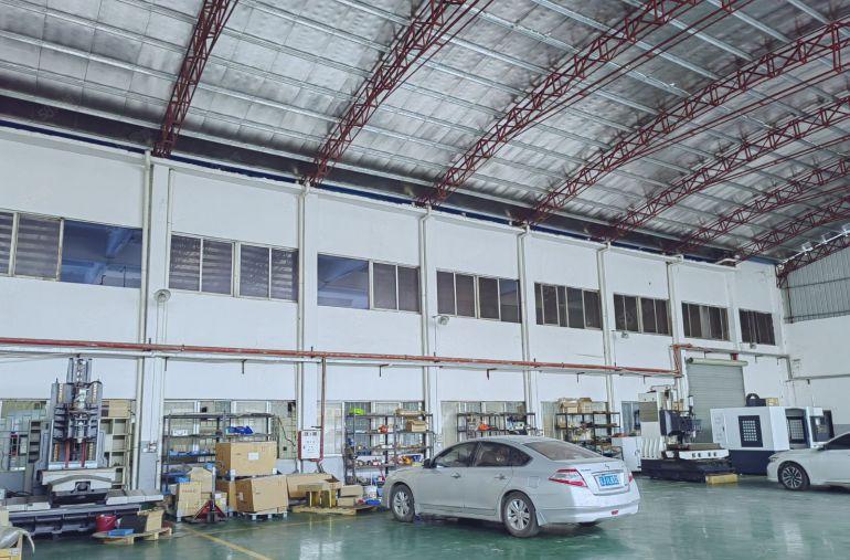 长安镇乌沙钢构高10米中间无柱子带现成装修办公室，水电齐全，