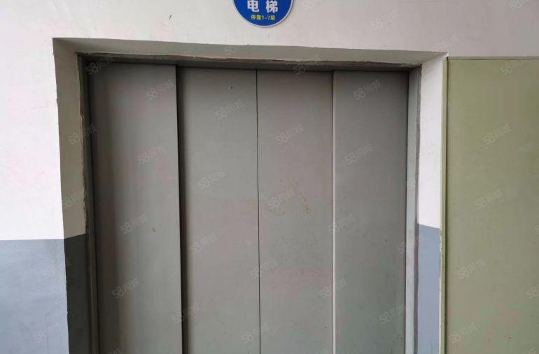 现空出二楼厂房1000平方，消防水电齐全，带精装修无需转让费