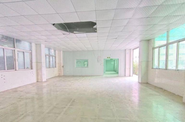 上角一楼320平15元一平，水电齐全带办公室交通方便厂房出租