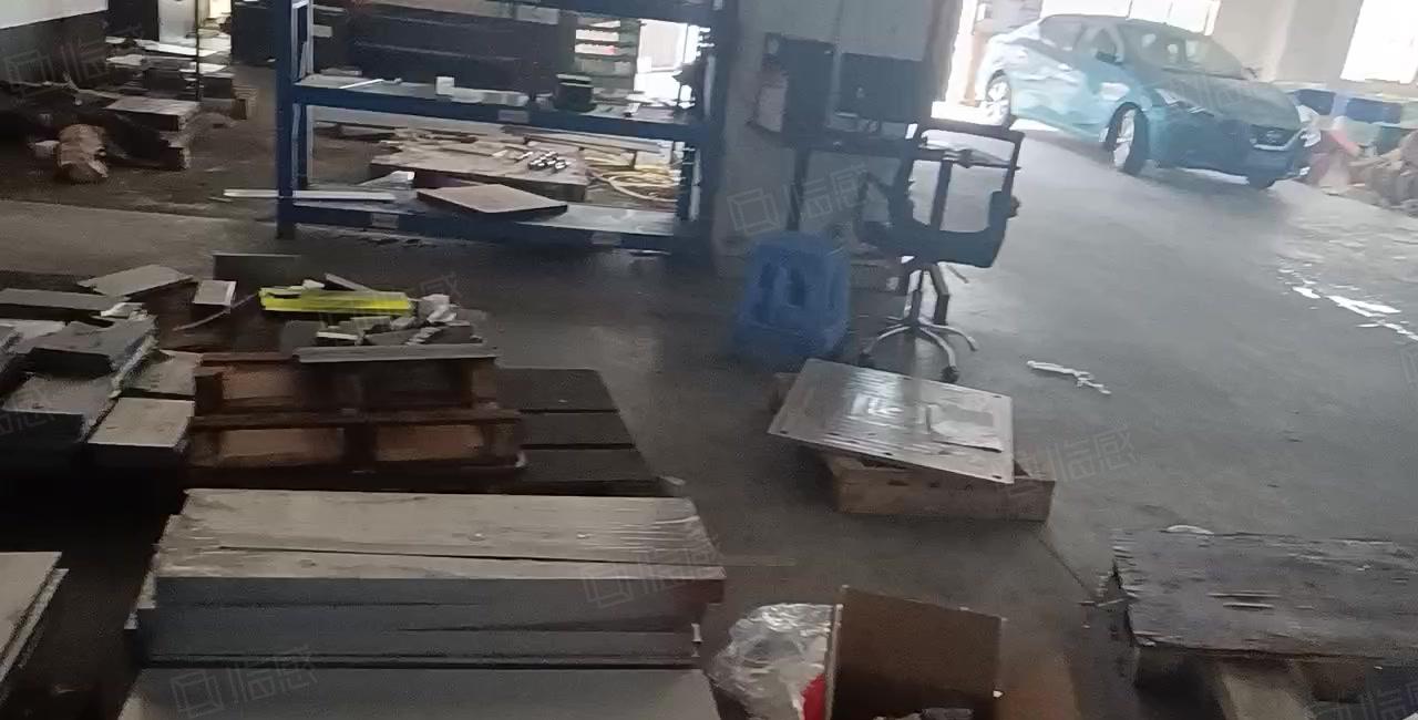 长安街口新空出一楼1800平方带行车水电齐全厂房出租