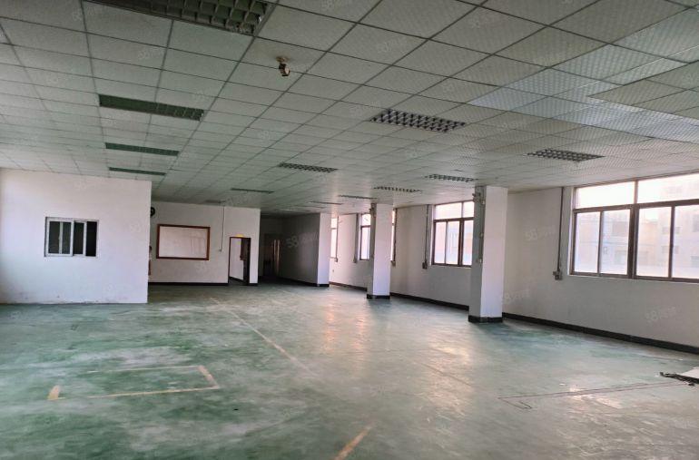 长安镇新出三楼560平现成装修水电齐全厂房出租，合同期限长