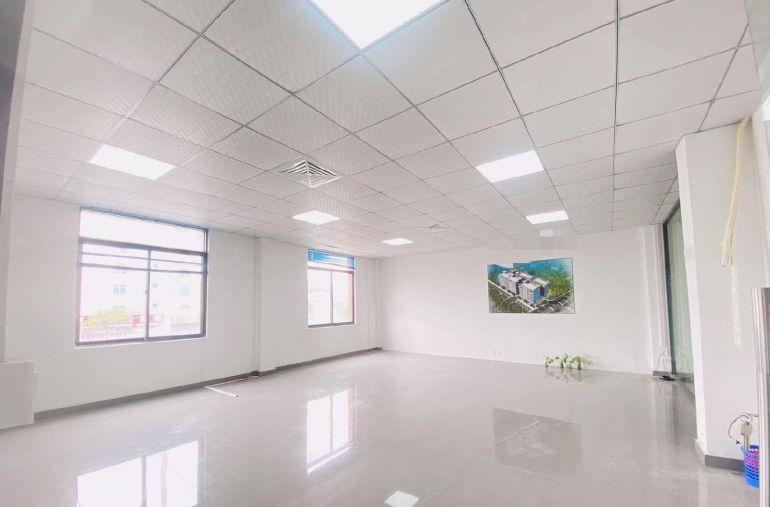 街口楼上250平3500元带办公室有货梯，可加工可办公可分租