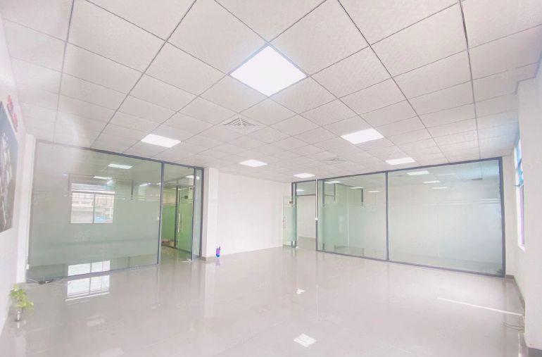 街口楼上250平3500元带办公室有货梯，可加工可办公可分租