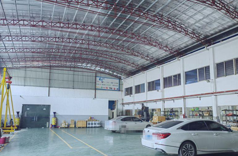 长安镇乌沙钢构高10米中间无柱子带现成装修办公室，水电齐全，