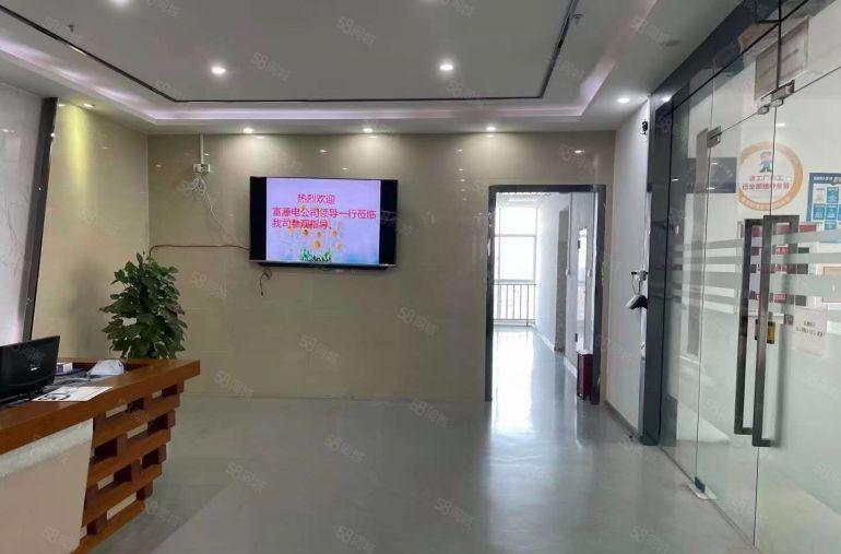 刚空出楼上带装修厂房1350平方，水电齐全