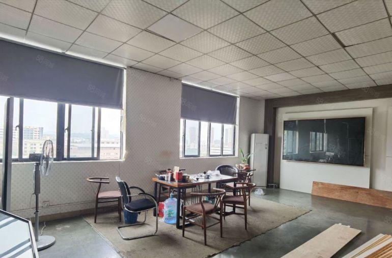 长安镇新出楼上2000平方左右，大小可分租现成装修办公室