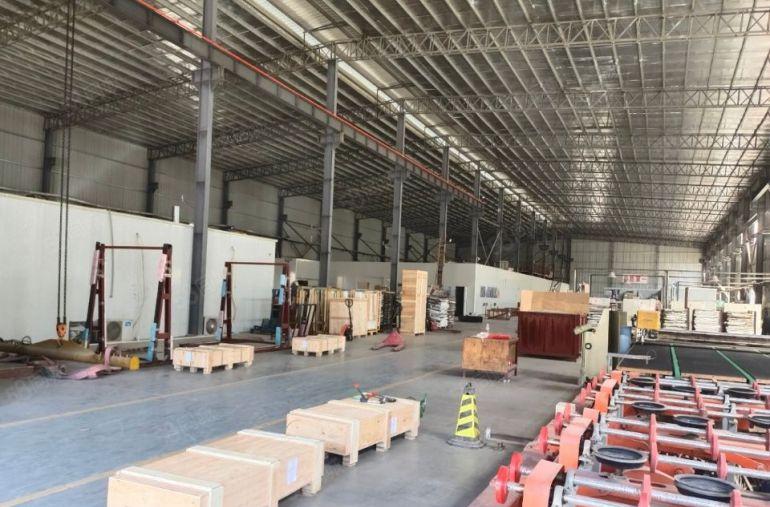 常平靠大朗新出10米钢构厂房3000平方，现成行车，位置好。