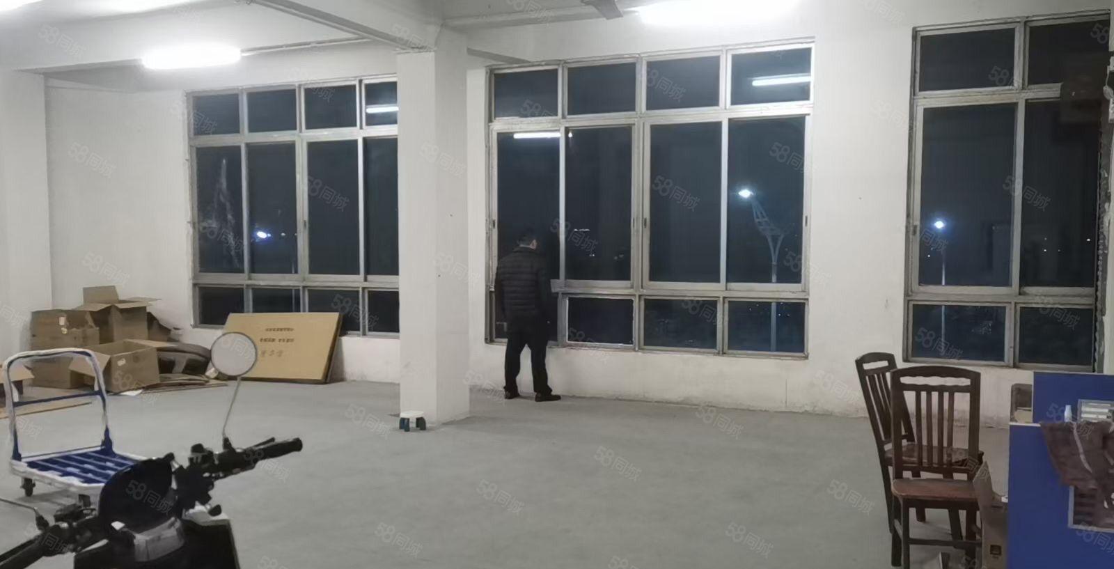 常平新出带电梯楼上260平厂房