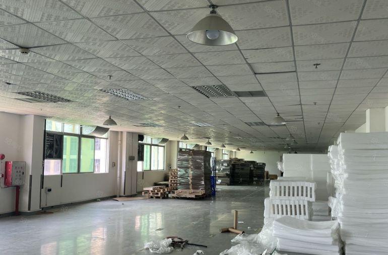 常平镇原房东标准楼上2600平方厂房出租，空地超大，交通便利