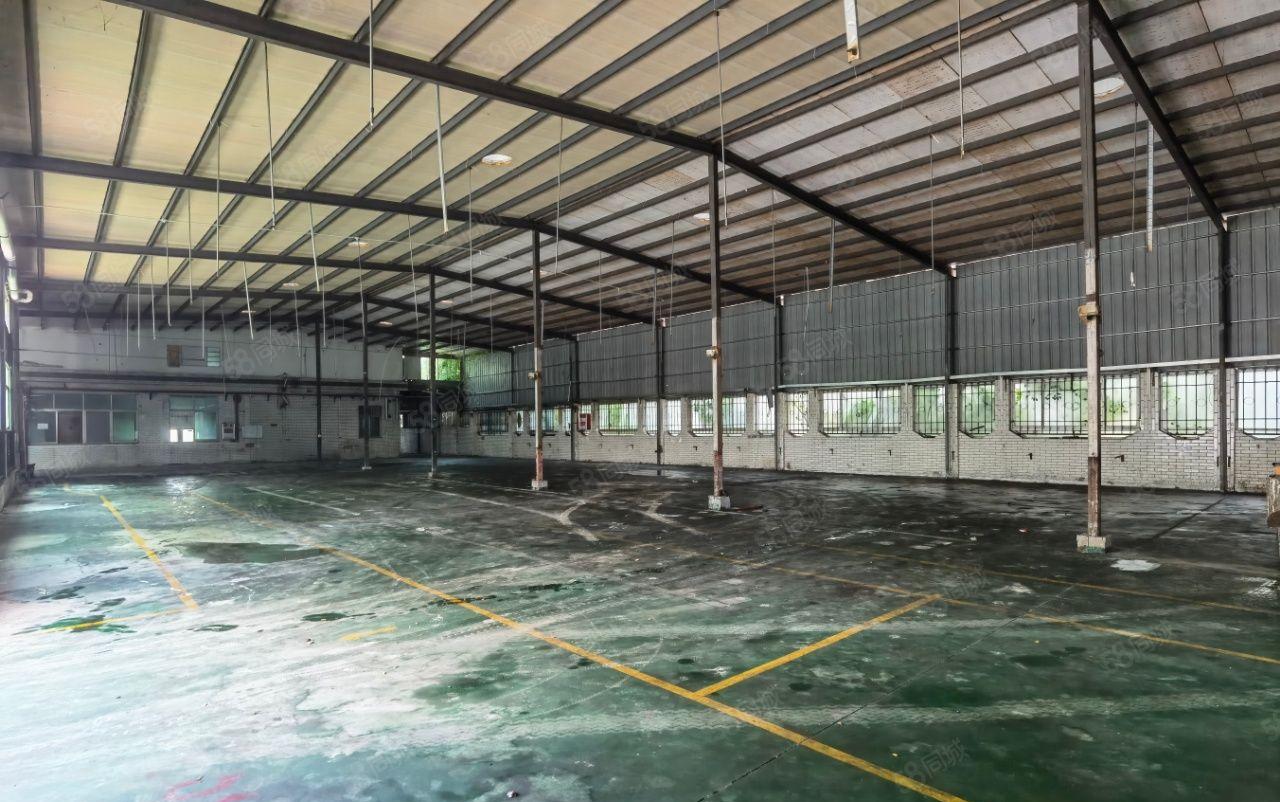 钢构独门独院带现成装修，主干道边上离高速一公里，适合各行各业