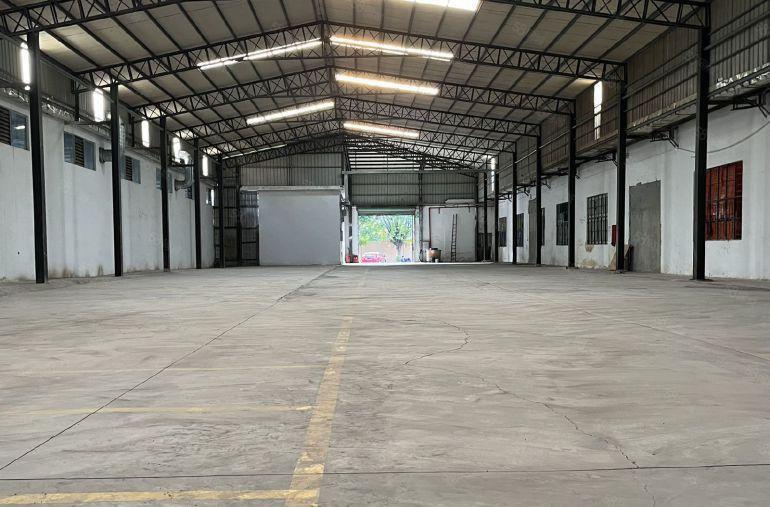 常平土塘砖墙到顶单一层厂房出租，滴水7米，报价16