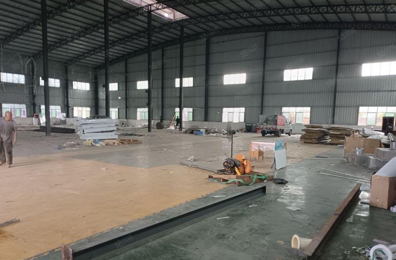 原房东单一层滴水11米高，中间有13米高，有水，电地坪漆