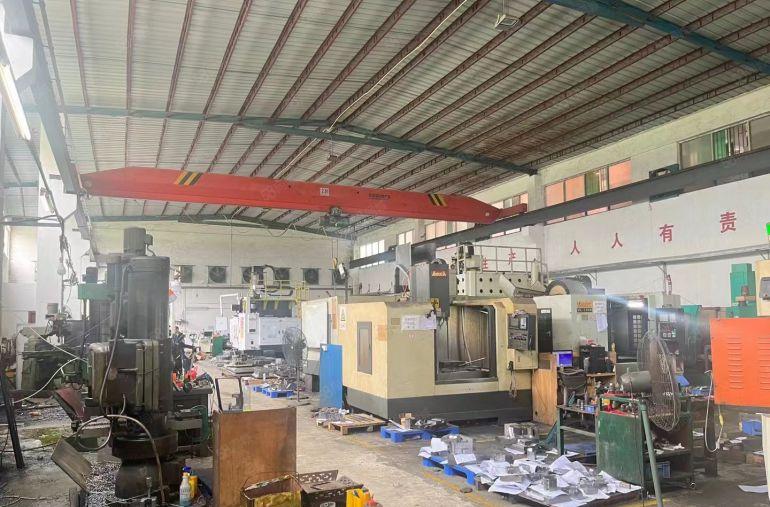 常平镇钢构单一层厂房出租。滴水8米，工业用地现成航车免费使用