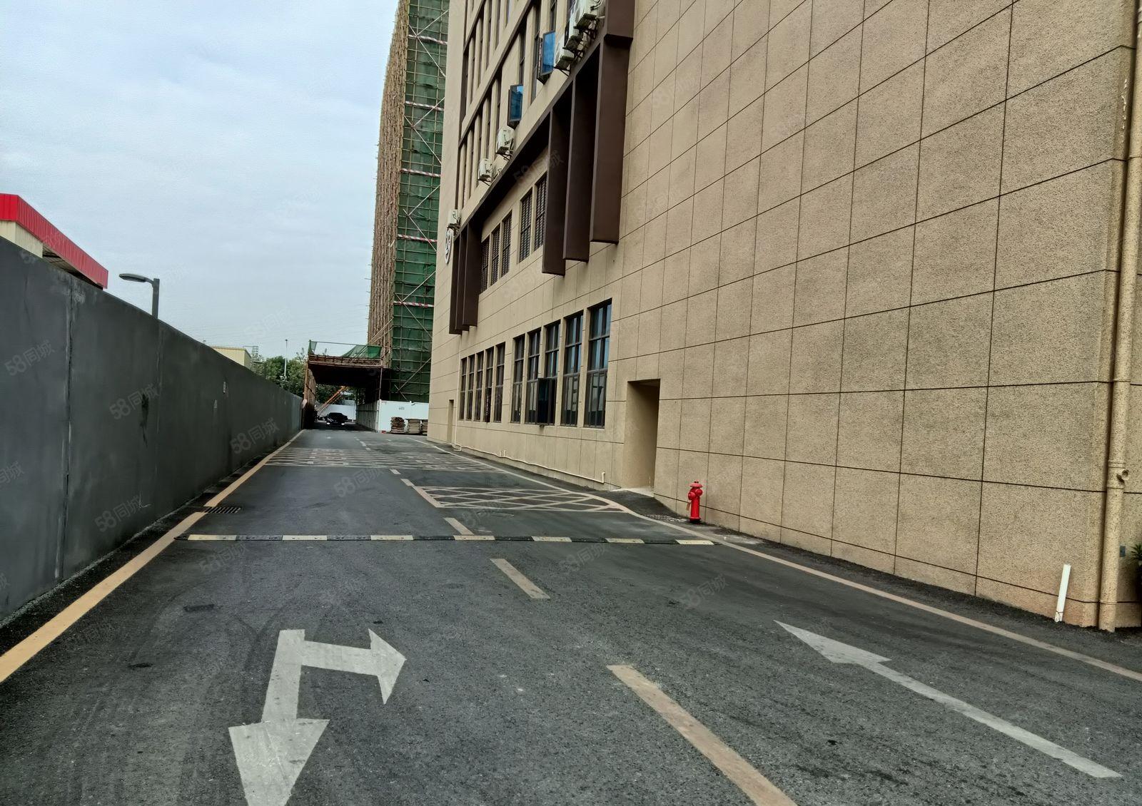 三楼全新厂房，带卸货平台，洗手间，工业用地