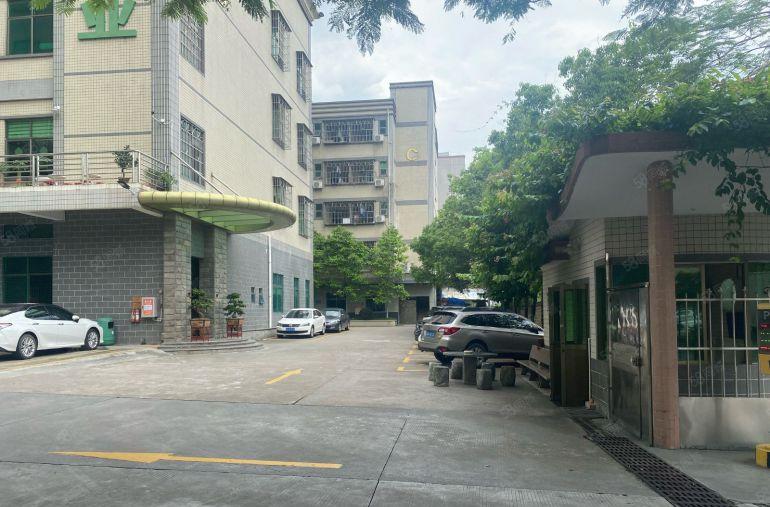 常平靠桥头新出原房东一楼1200平方米，有地坪漆及办公室。