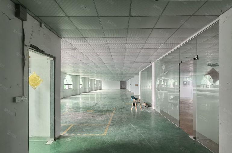 厚街大润发附近工业园厂房3楼1300平方整层带精装办公水电