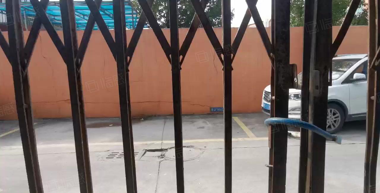 厚街镇厚街村一楼标准厂房招租，全新厂房，送院子，免租期长。