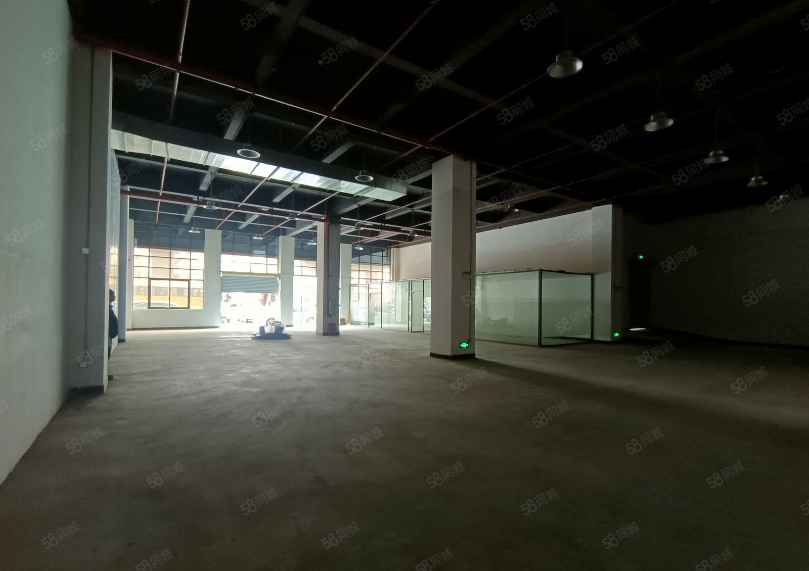 900平现成带装修6米高一楼厂房出租，有卸货平台，现成办公室