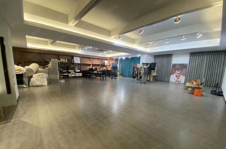 东莞厚街镇豪华展厅，办公室出租，带家私家电，水电齐全有货梯，