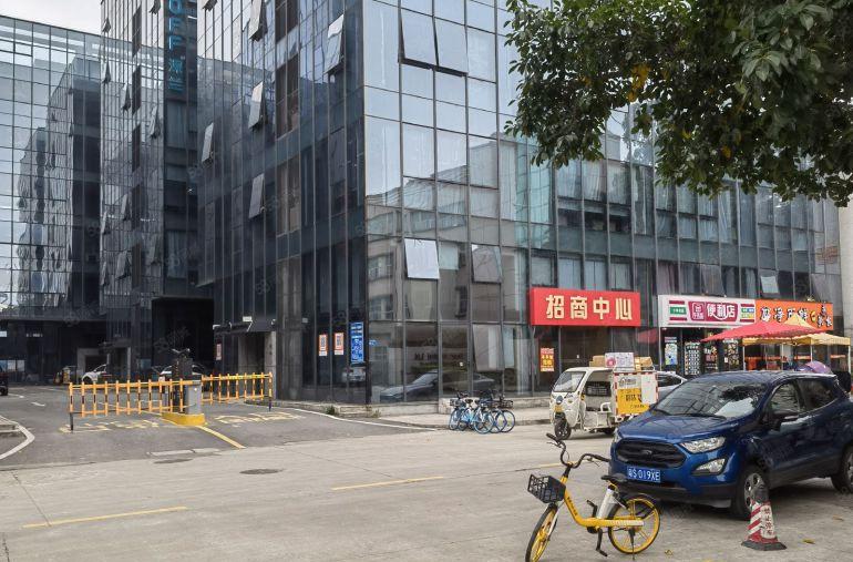 厚街涌口全新玻璃幕墙厂房出租4楼整层450平方精装水电地坪漆