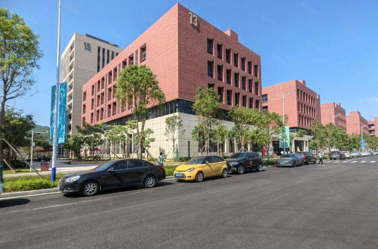 业主直租，塘厦国有双证厂房出租，896平起分租，环境美形象好