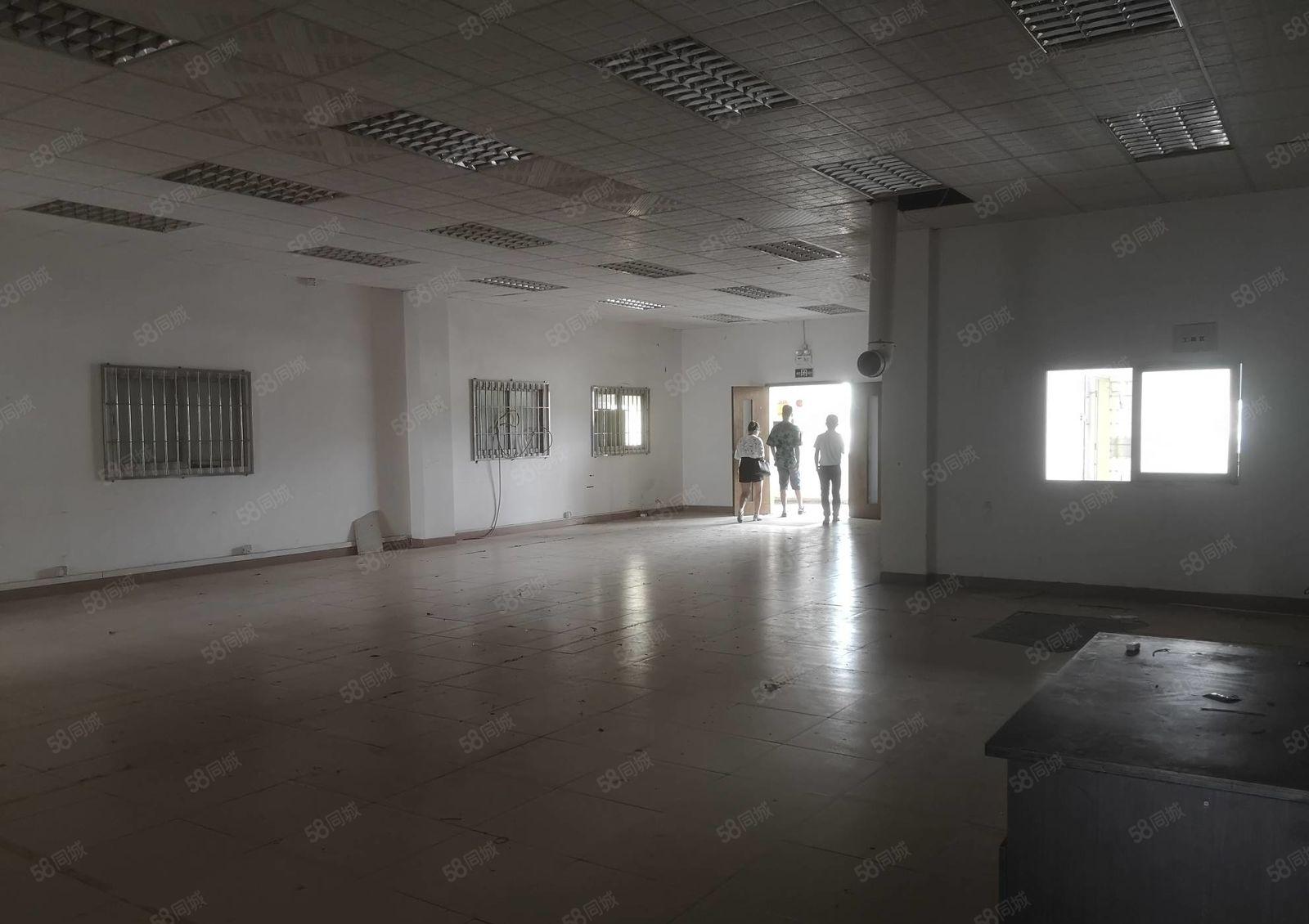 塘厦镇成熟园区 新出楼上1080平厂房出租 带装修空地大