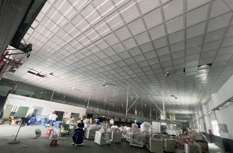 超大平层钢构厂房低价出租，整层吊顶装修无柱子，空地大可进大车